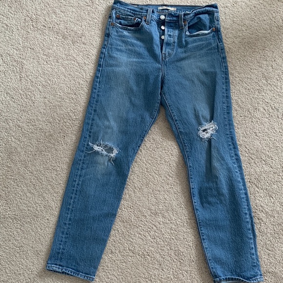 Levi’s Wedgie W28. Like-new condition. Distressed at knees. - Picture 2 of 3